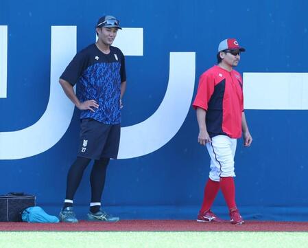 　言葉を交わす藤浪と会沢（撮影・金田祐二）