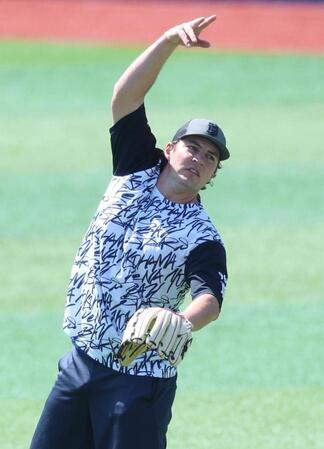 　調整するバウアー（撮影・金田祐二）
