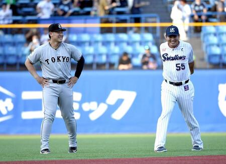 巨人・岡本和真とヤクルト・村上が談笑　スーパースター２選手にファンも熱視線