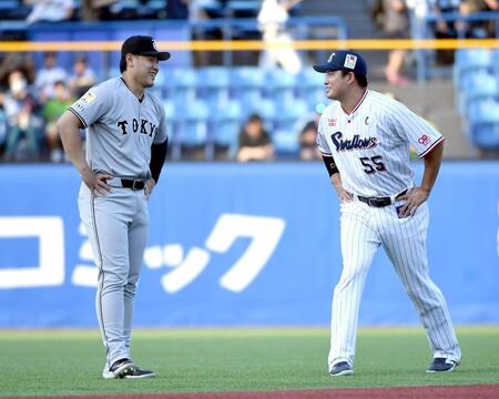 　談笑する岡本（左）と村上（撮影・佐藤厚）