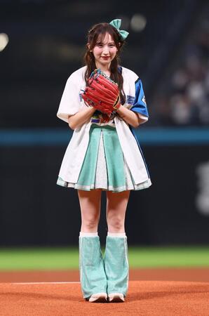 　ファーストピッチセレモニーに登場したＣＡＮＤＹ　ＴＵＮＥ・小川奈々子（撮影・中島達哉）