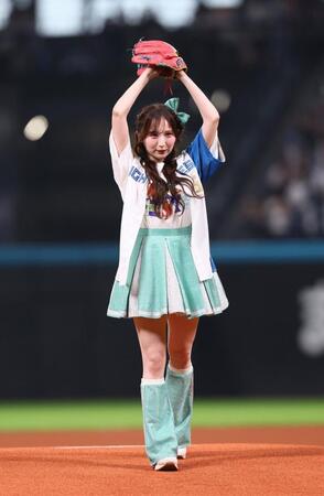 　ファーストピッチセレモニーで投球するＣＡＮＤＹ　ＴＵＮＥ・小川奈々子（撮影・中島達哉）