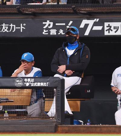 　１回、黒いマスクで戦況を見つめる新庄監督（右）＝撮影・中島達哉