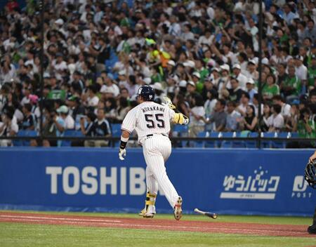 　２回、村上は右越えに特大の８号先制ソロを放つ（撮影・佐藤厚）