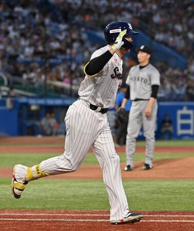 　２回、先制ソロを放ち塁を回る村上