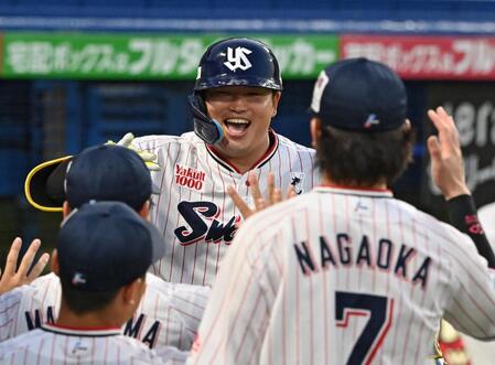 　２回、先制ソロを放ち、ナインに迎えられる村上