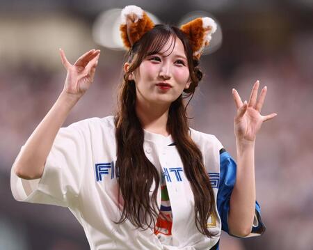 　ファイターズガールときつねダンスを踊るＣＡＮＤＹ　ＴＵＮＥのメンバー（撮影・中島達哉）