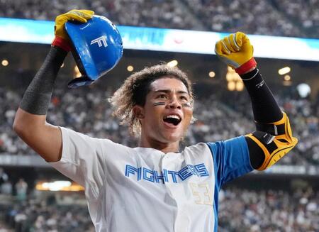 　１回、先頭打者本塁打を放ちベンチ前でガッツポーズする水谷