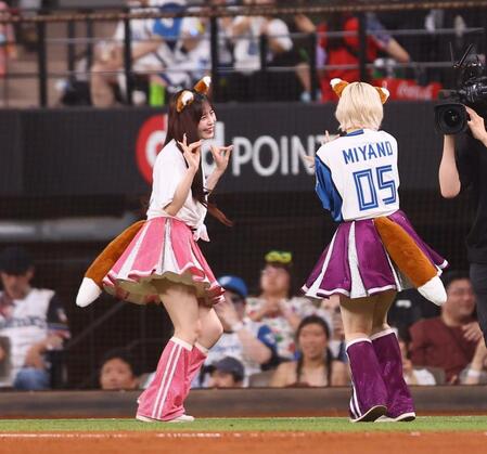 【写真】尻尾フリフリ可愛すぎ♥アイドル本気のきつねダンスにファン大熱狂