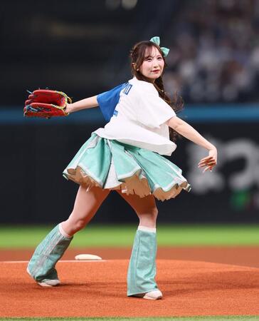 　ファーストピッチセレモニーで投球するＣＡＮＤＹ　ＴＵＮＥ・小川奈々子（撮影・中島達哉）