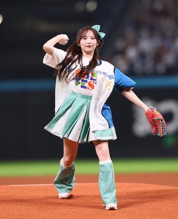 　ファーストピッチセレモニーで投球するＣＡＮＤＹ　ＴＵＮＥ・小川奈々子（撮影・中島達哉）