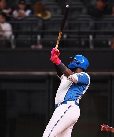 　４回、右越えに同点ソロを放つレイエス（撮影・中島達哉）