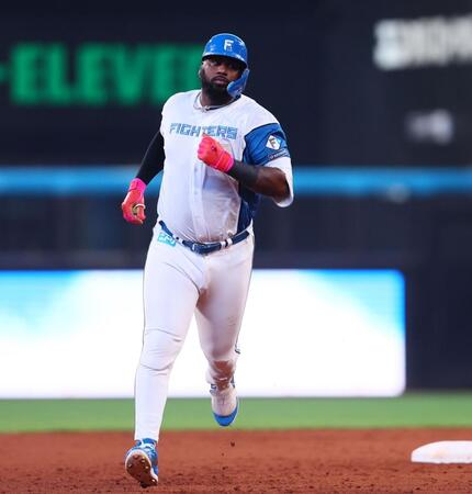 　５回、２打席連発となる２ランを放ち、ダイヤモンドを回るレイエス（撮影・中島達哉）