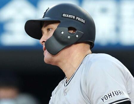 巨人・リチャードにまさかのアクシデント　打者走者の左膝が左腰に接触　悶絶して倒れこむ