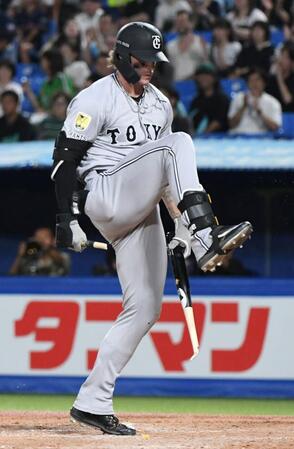 　５回、空振り三振に倒れ、バットをへし折るキャベッジ（撮影・佐藤厚）