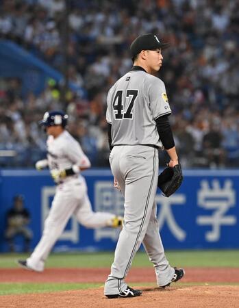 　２回、村上（左）に先制ソロを浴びた森田