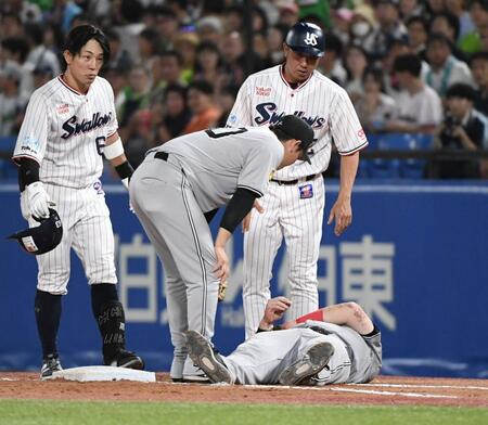 　５回、増田（左）の三ゴロで一塁手のリチャード（右）が増田と接触し、こん倒する（撮影・佐藤厚）