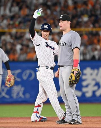 　５回、走者一掃の二塁打を放った古賀。一塁手・リチャード