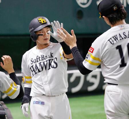 　４回、同点ソロを放ち上沢（右）とタッチする牧原大