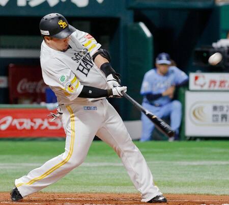 　２回、山川が右越えに先制の本塁打を放つ