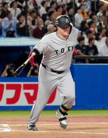 　６回、リチャードが左越えに適時打を放つが顔をしかめて一塁に向かう