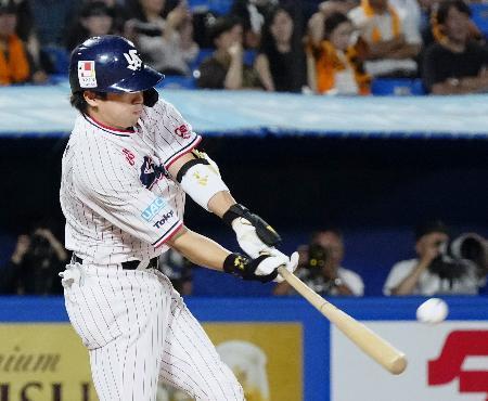 　４回ヤクルト１死一塁、山田が左越えに勝ち越し２ランを放つ＝神宮