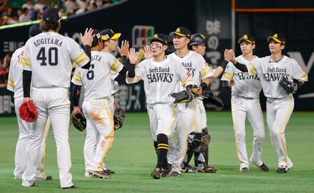 　西武に勝利し、タッチするソフトバンクナイン