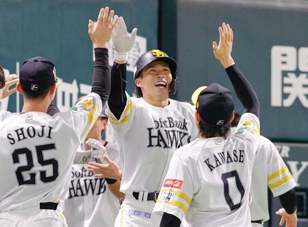 　７回、２ランを放ちナインとタッチする野村