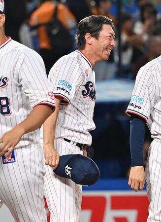 　巨人に勝利し、笑顔を見せる高津監督