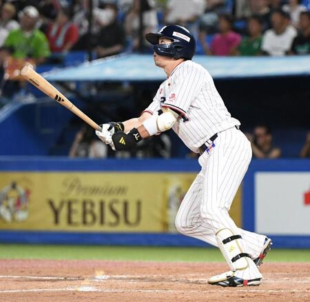 　４回、山田は左越えに８号２ランを放つ（撮影・佐藤厚