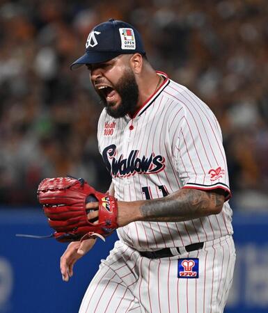 　３回、岡本を空振り三振に仕留め、ほえるアビラ