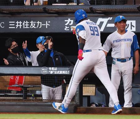 　５回、２ランを放ったレイエス（９９）を迎える新庄監督（中央）＝撮影・中島達哉