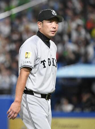 　５回、先発の森田を降板させ、ベンチに戻る阿部監督（撮影・佐藤厚）