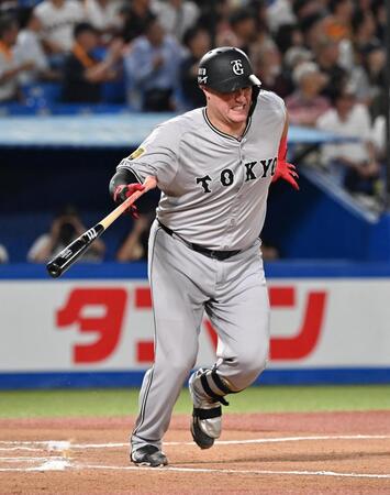 　６回、左越えに適時打を放つも苦しそうな表情で一塁に向かうリチャード