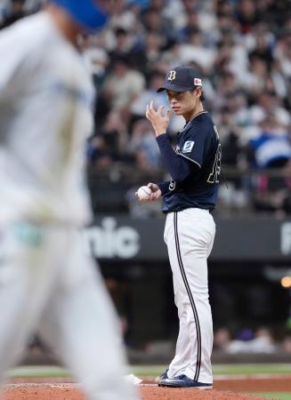 　６回、日本ハム・石井（手前）に二者連続となる押し出し四球を許したオリックス・山岡＝エスコンフィールド