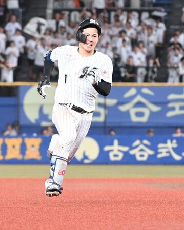 　３回、右中間に安打を放ち懸命に三塁に向かう藤原（撮影・持木克友）