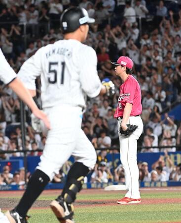 　７回、山口（左）に３点本塁打を浴びた西垣（撮影・持木克友）