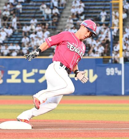 　１回、黒川の中前打で三塁を回る村林（撮影・持木克友）