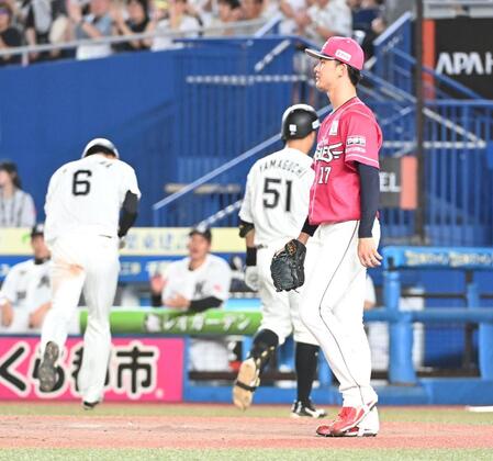 　５回、寺地の中前適時打で同点に追いつかれた古謝（右）＝撮影・持木克友