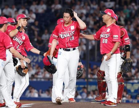 　７回途中で降板する西垣（中央）。右は三木監督