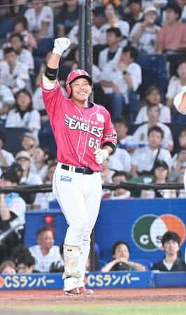 　４回、投手適時内野安打を放ち笑顔で拳を突き上げる堀内（撮影・持木克友）