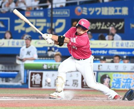 　４回、投手適時内野安打を放つ堀内（撮影・持木克友）