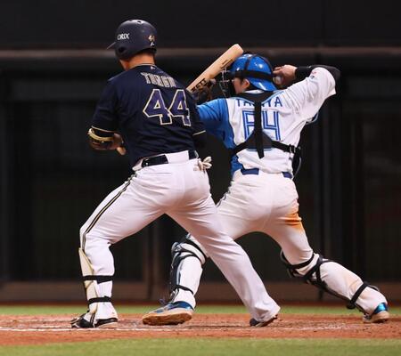 　９回、二塁へ送球する田宮（右）＝撮影・中島達哉