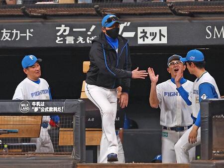 　オリックスに勝ち越しを決め、コーチ陣とタッチを交わす新庄監督（中央）＝撮影・中島達哉