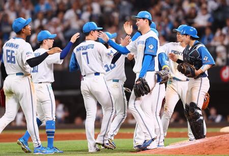 　オリックスに連勝し、タッチを交わす日本ハムナイン（撮影・中島達哉）