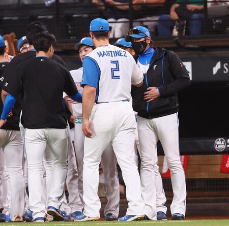 　ナインを迎える新庄監督（右）＝撮影・中島達哉