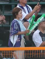 　沖縄尚学を応援する今井絵理子議員（撮影・中田匡峻）