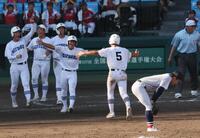 　１９日の準々決勝で横浜にサヨナラ勝ちし喜ぶ県岐阜商ナイン。手前は横浜・奥村頼