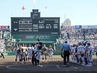 　整列する選手たち＝１９日