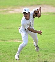 　外野守備練習をする県岐阜商・横山温大（撮影・今井雅貴）